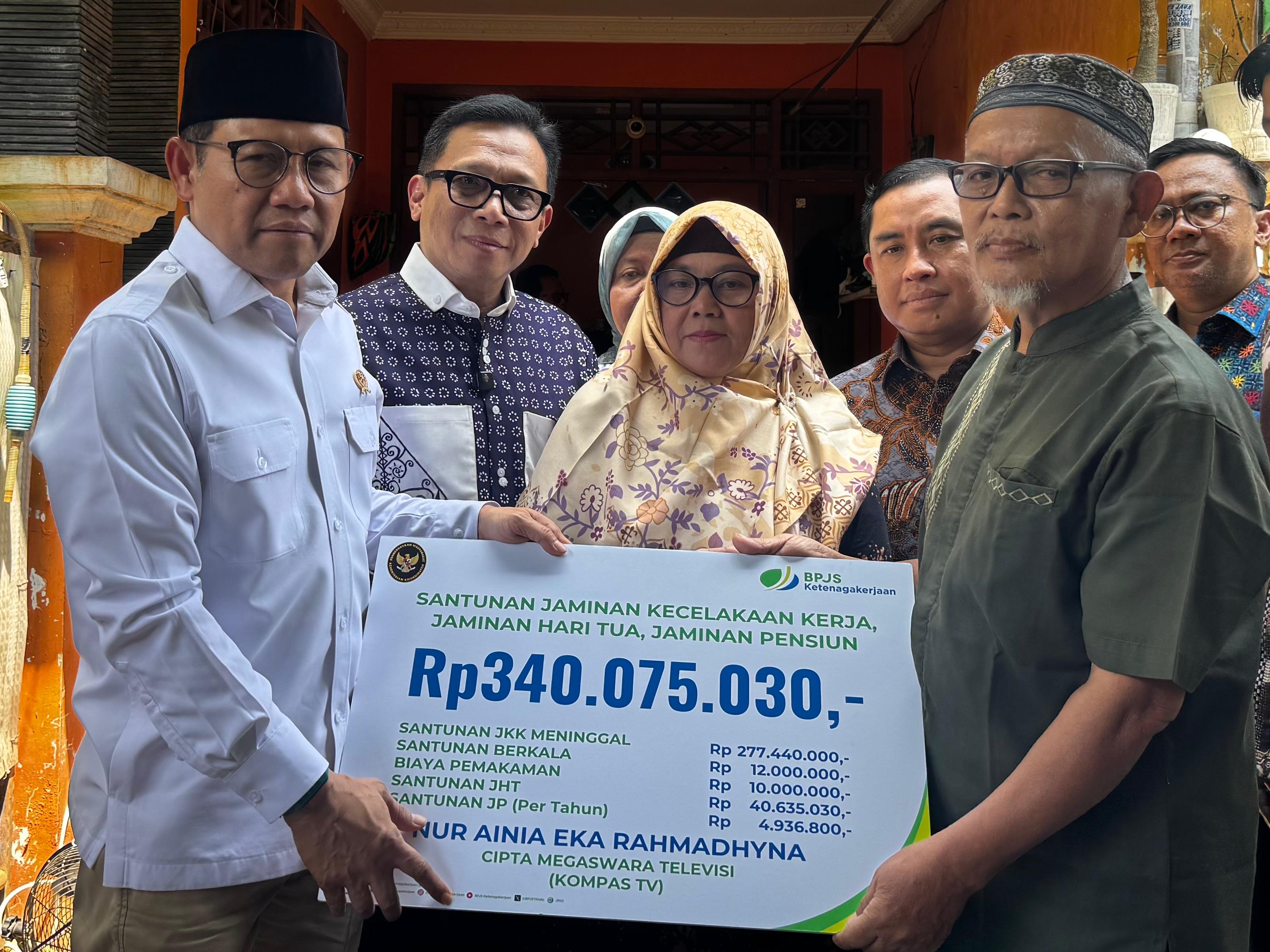 Kunjungi Rumah Nur Ainia, Menko Pm Serahkan Manfaat BPJS Ketenagakerjaan
